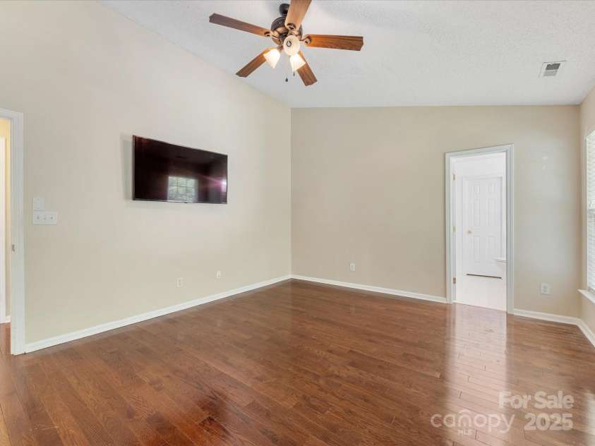 3022 Willamette Valley Drive, Charlotte, NC 28215.  MLS# CAR4248066, YatesRealty ID 8020. Primary bedroom