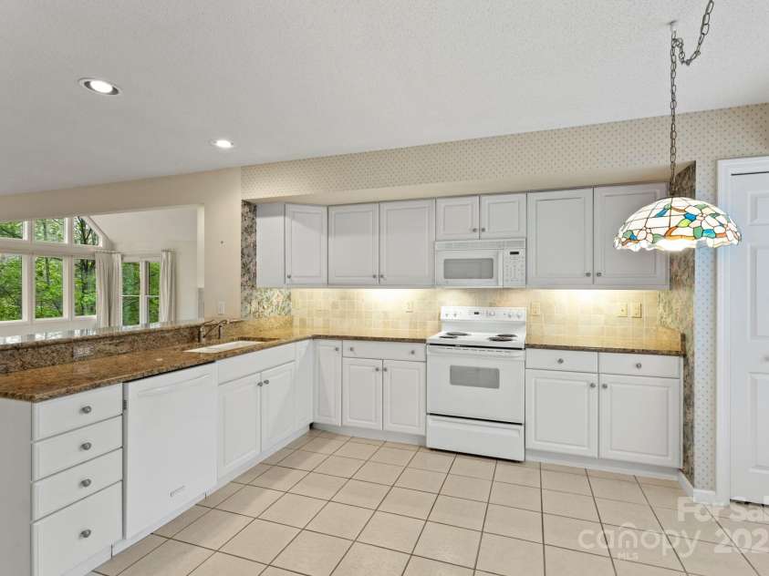 111 Broadmoor Drive, Flat Rock, NC 28731.  MLS# CAR4249667, YatesRealty ID 8022. 