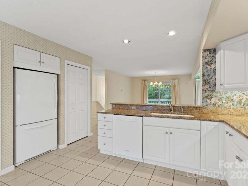 111 Broadmoor Drive, Flat Rock, NC 28731.  MLS# CAR4249667, YatesRealty ID 8022. 