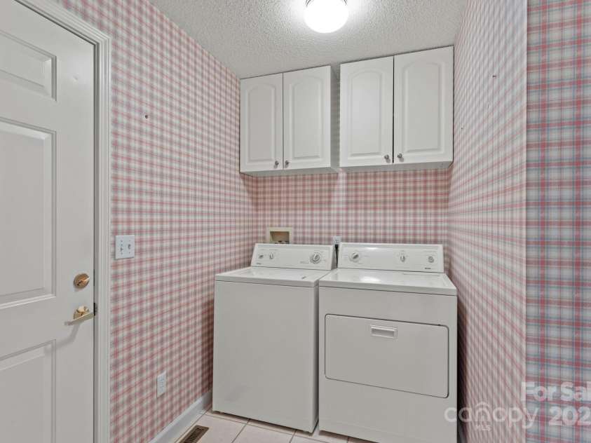 111 Broadmoor Drive, Flat Rock, NC 28731.  MLS# CAR4249667, YatesRealty ID 8022. 
