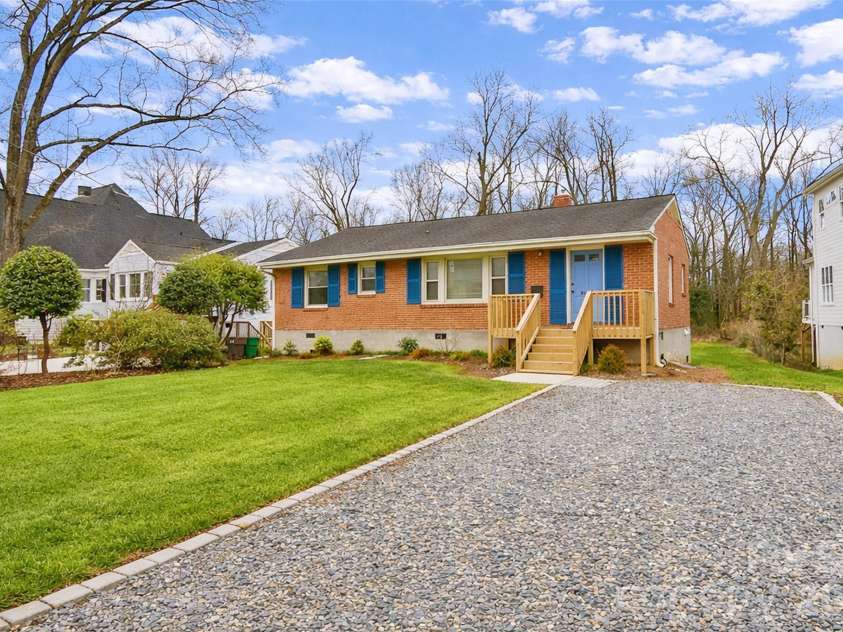 3012 Hanson Drive, Charlotte, NC 28207.  MLS# CAR4345681, YatesRealty ID 8024. 