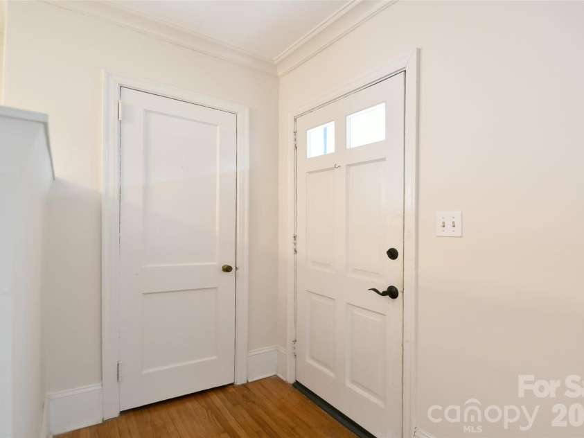 3012 Hanson Drive, Charlotte, NC 28207.  MLS# CAR4345681, YatesRealty ID 8024. 