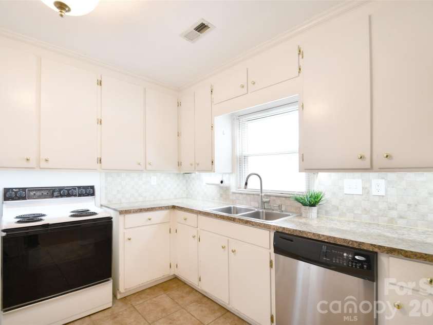 3012 Hanson Drive, Charlotte, NC 28207.  MLS# CAR4345681, YatesRealty ID 8024. 