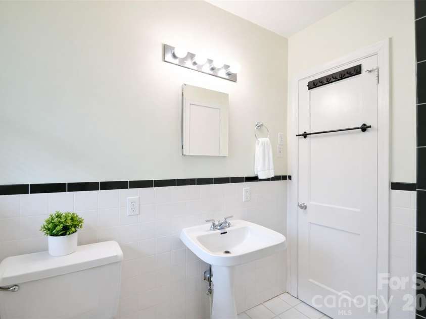 3012 Hanson Drive, Charlotte, NC 28207.  MLS# CAR4345681, YatesRealty ID 8024. 