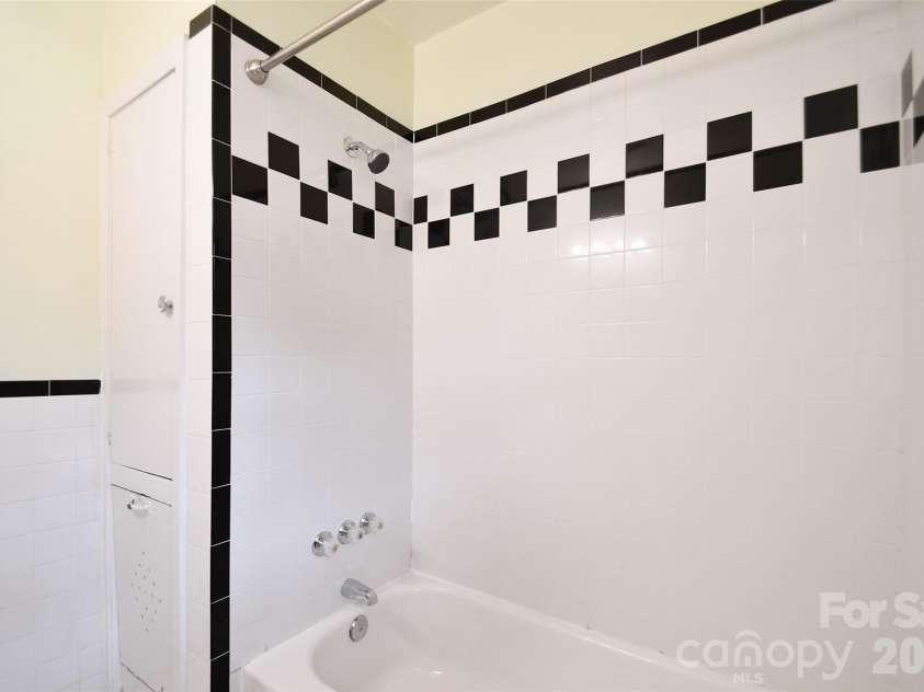 3012 Hanson Drive, Charlotte, NC 28207.  MLS# CAR4345681, YatesRealty ID 8024. 