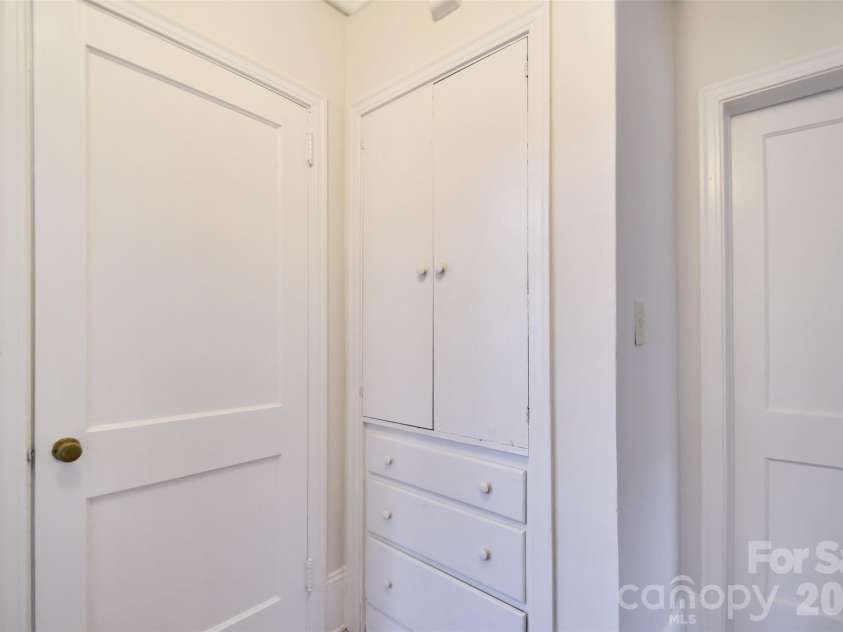 3012 Hanson Drive, Charlotte, NC 28207.  MLS# CAR4345681, YatesRealty ID 8024. 