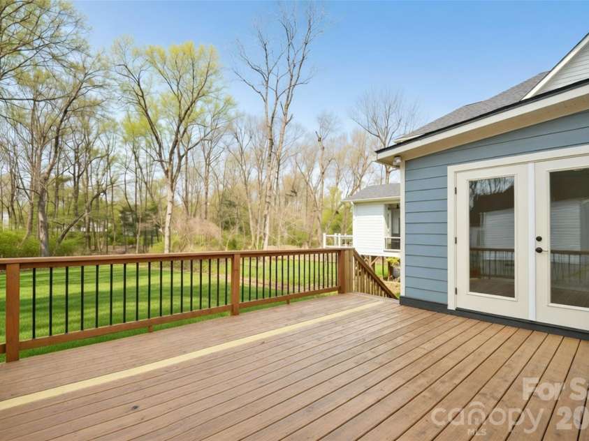 3012 Hanson Drive, Charlotte, NC 28207.  MLS# CAR4345681, YatesRealty ID 8024. 