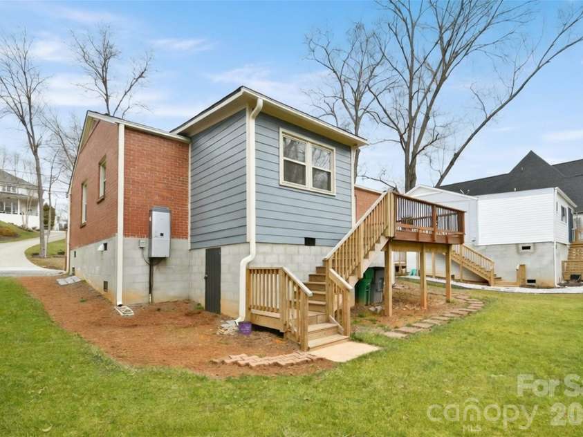3012 Hanson Drive, Charlotte, NC 28207.  MLS# CAR4345681, YatesRealty ID 8024. 