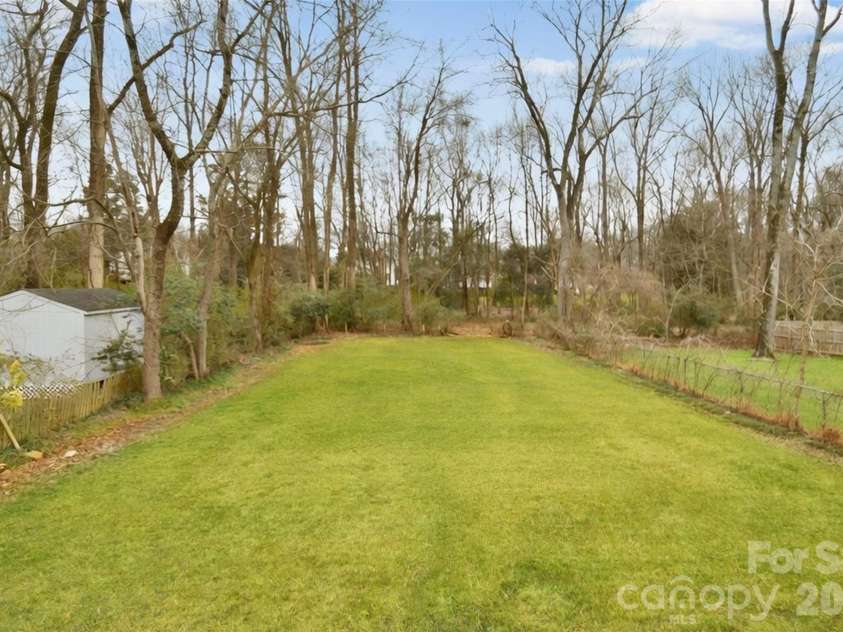 3012 Hanson Drive, Charlotte, NC 28207.  MLS# CAR4345681, YatesRealty ID 8024. 