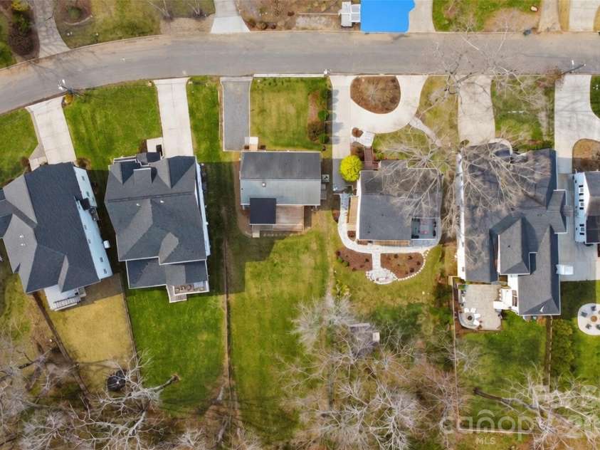 3012 Hanson Drive, Charlotte, NC 28207.  MLS# CAR4345681, YatesRealty ID 8024. 