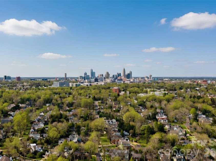 3012 Hanson Drive, Charlotte, NC 28207.  MLS# CAR4345681, YatesRealty ID 8024. Just a 17 min drive to downtown Charlotte
