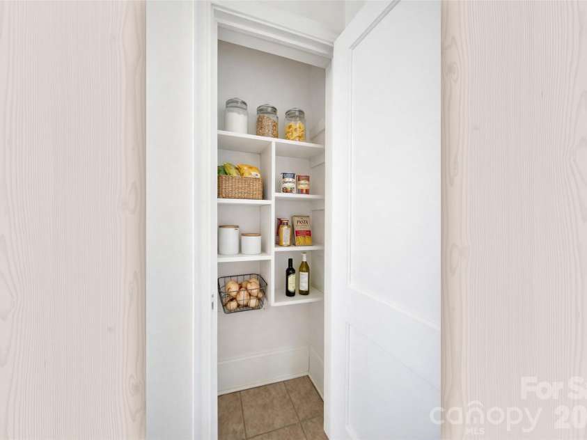 3012 Hanson Drive, Charlotte, NC 28207.  MLS# CAR4345681, YatesRealty ID 8024. *Pantry Virtually Staged