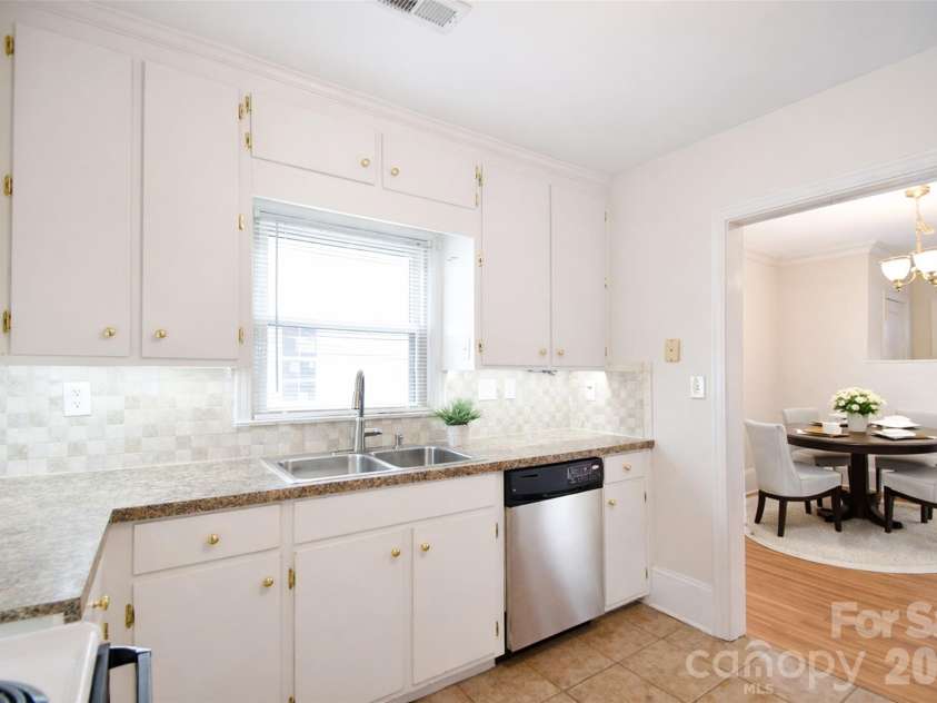 3012 Hanson Drive, Charlotte, NC 28207.  MLS# CAR4345681, YatesRealty ID 8024. *Room Virtually Staged
