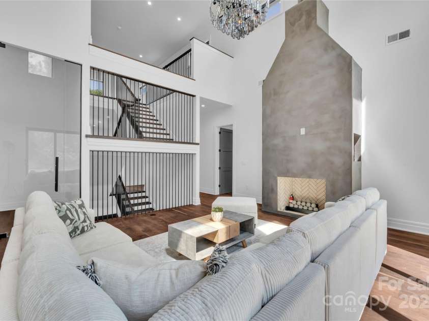 111 Wrenwood Lane, Charlotte, NC 28211.  MLS# CAR4251305, YatesRealty ID 8025. 