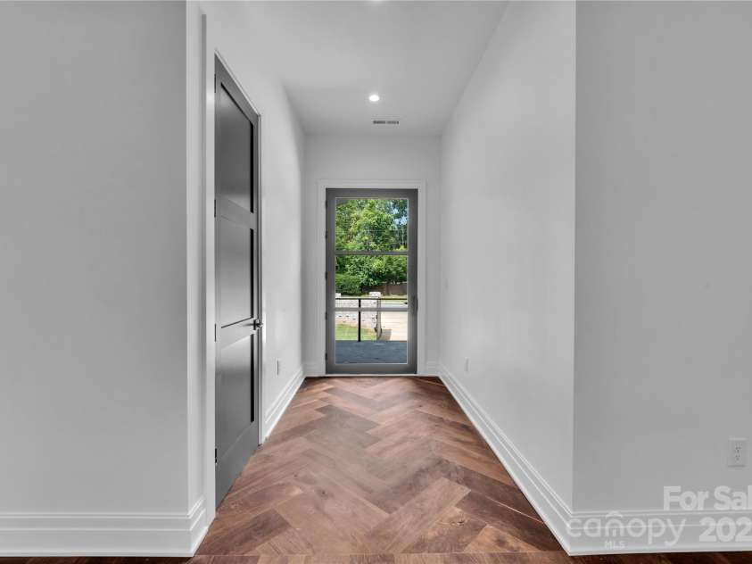 111 Wrenwood Lane, Charlotte, NC 28211.  MLS# CAR4251305, YatesRealty ID 8025. 