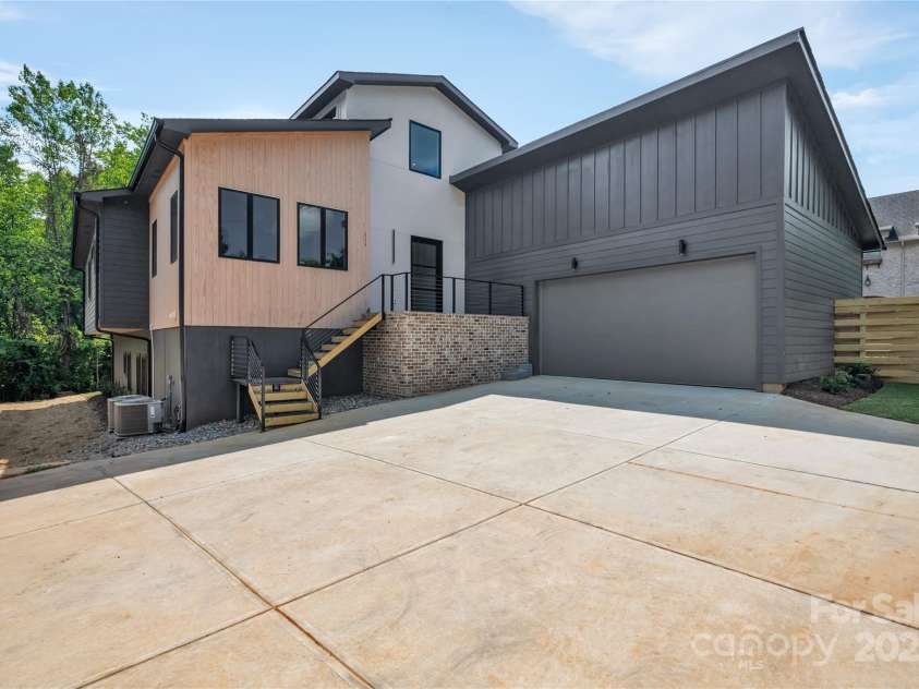 111 Wrenwood Lane, Charlotte, NC 28211.  MLS# CAR4251305, YatesRealty ID 8025. 