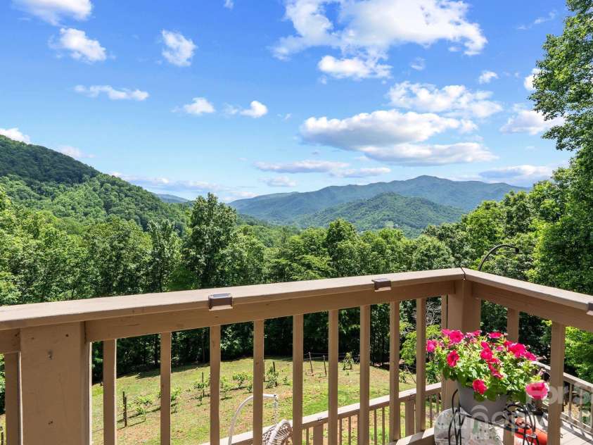 60 Little Creek Drive, Canton, NC 28716.  MLS# CAR4354255, YatesRealty ID 8025. 