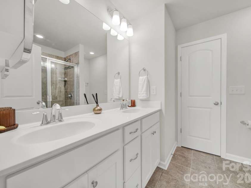 6946 Walnut Branch Lane, Charlotte, NC 28277.  MLS# CAR4298180, YatesRealty ID 8026. Primary bath with dual sinks. 