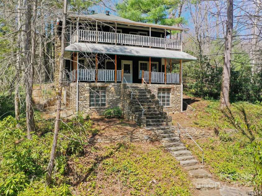 40 Wells Road, Waynesville, NC 28785.  MLS# CAR4251498, YatesRealty ID 8027. 