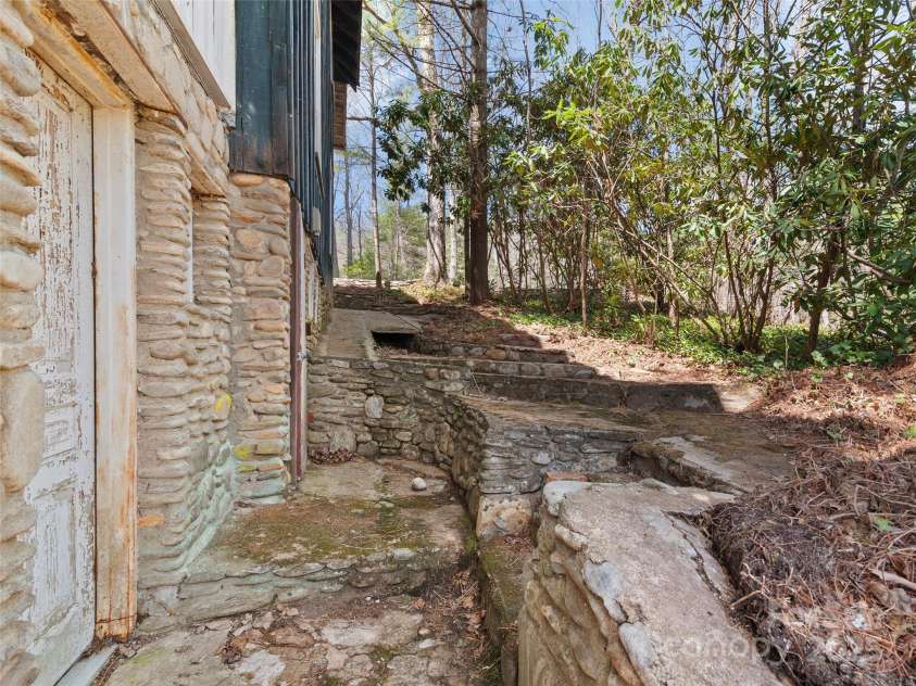40 Wells Road, Waynesville, NC 28785.  MLS# CAR4251498, YatesRealty ID 8027. 
