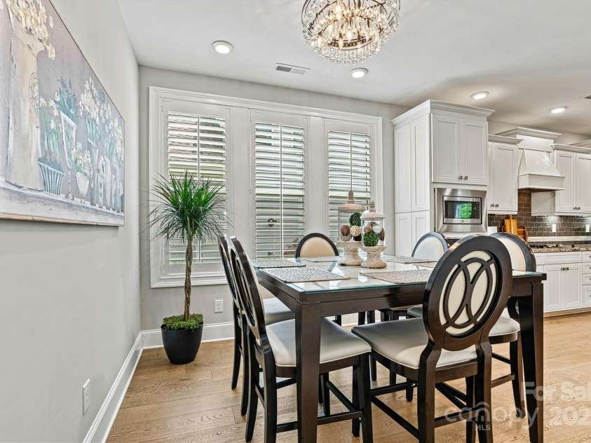 7549 Short Putt Court, Charlotte, NC 28215.  MLS# CAR4248938, YatesRealty ID 8028. Casual dining at its best! This separate breakfast area, right off the kitchen, is the perfect spot for everything from relaxed meals to an afternoon game of cards.