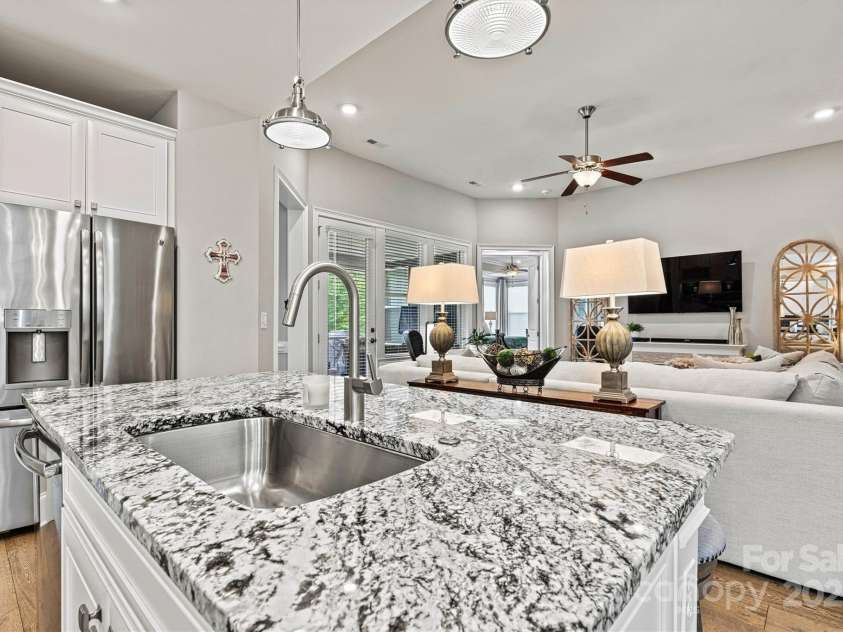 7549 Short Putt Court, Charlotte, NC 28215.  MLS# CAR4248938, YatesRealty ID 8028. Cooking is always a social event in this kitchen! Even if the chef is busy, they’ll still be part of all the fun, with an open layout that keeps everyone connected while entertaining.