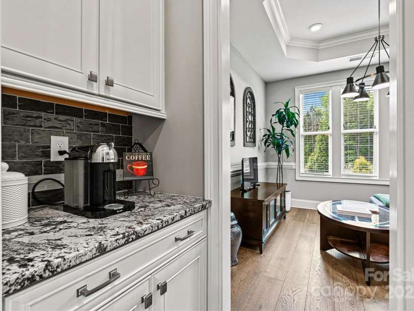 7549 Short Putt Court, Charlotte, NC 28215.  MLS# CAR4248938, YatesRealty ID 8028. The Butler’s Pantry, with its custom cabinetry and granite counters, provides extra storage and prep space—making everything from casual meals to elegant dinner parties a breeze.