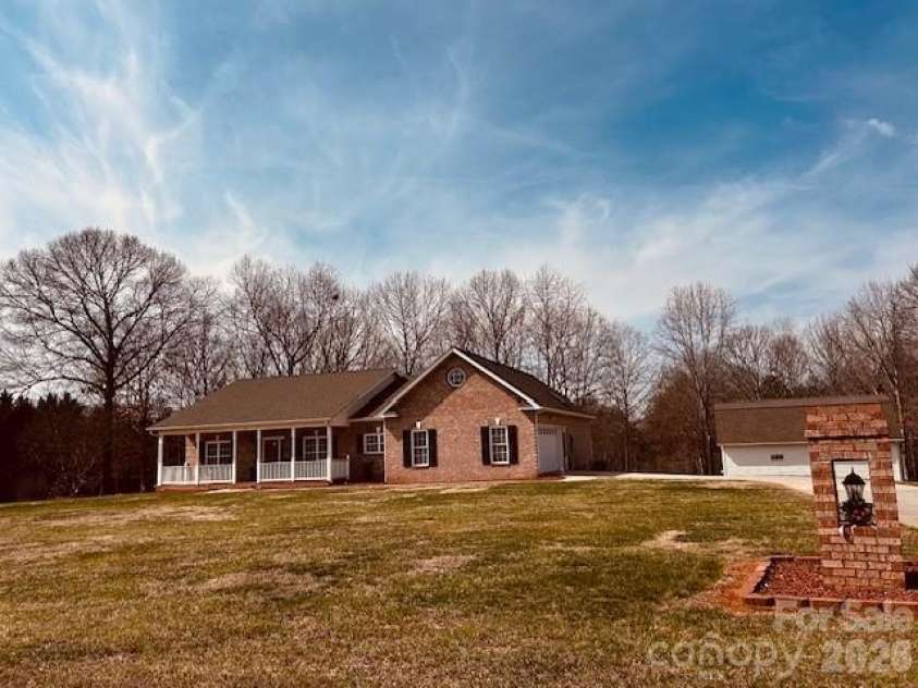 69 Isaac Creek Drive, Hickory, NC 28601.  MLS# CAR4338169, YatesRealty ID 8029. 