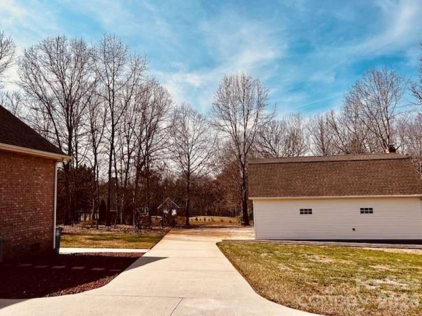 69 Isaac Creek Drive, Hickory, NC 28601.  MLS# CAR4338169, YatesRealty ID 8029. 