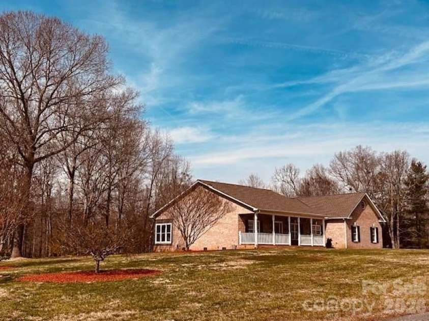 69 Isaac Creek Drive, Hickory, NC 28601.  MLS# CAR4338169, YatesRealty ID 8029. 