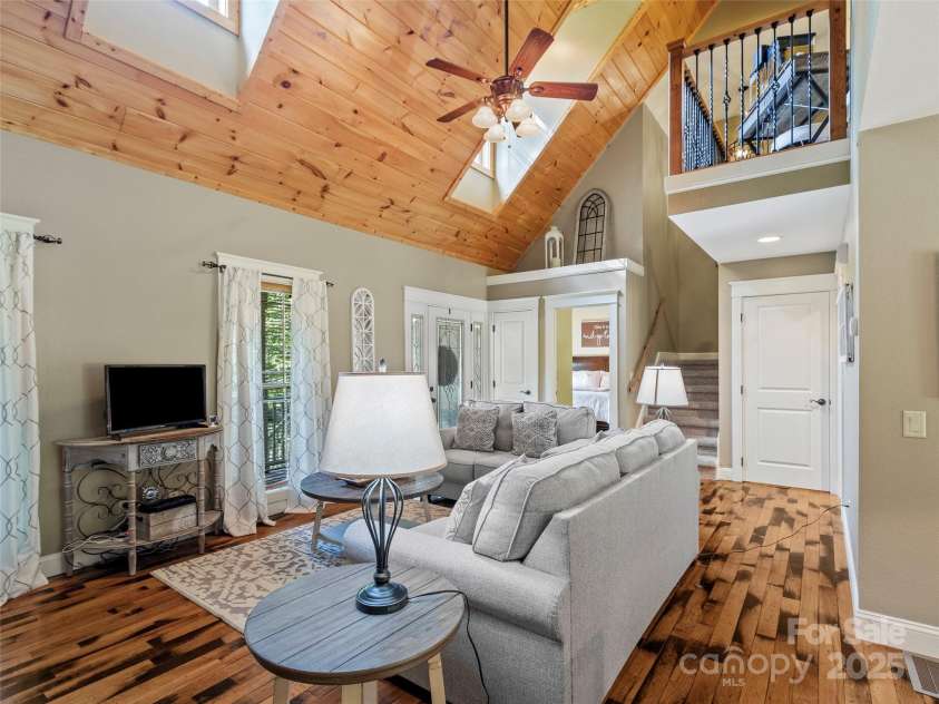 35 Lands End Drive, Burnsville, NC 28714.  MLS# CAR4221215, YatesRealty ID 803. 