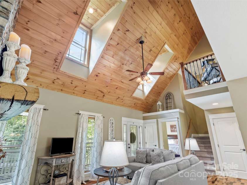 35 Lands End Drive, Burnsville, NC 28714.  MLS# CAR4221215, YatesRealty ID 803. 