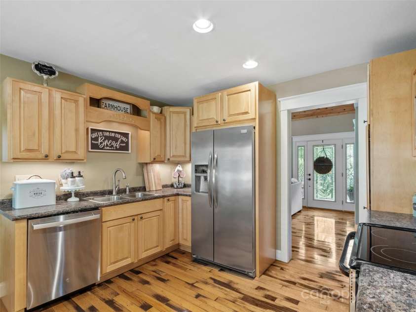 35 Lands End Drive, Burnsville, NC 28714.  MLS# CAR4221215, YatesRealty ID 803. 