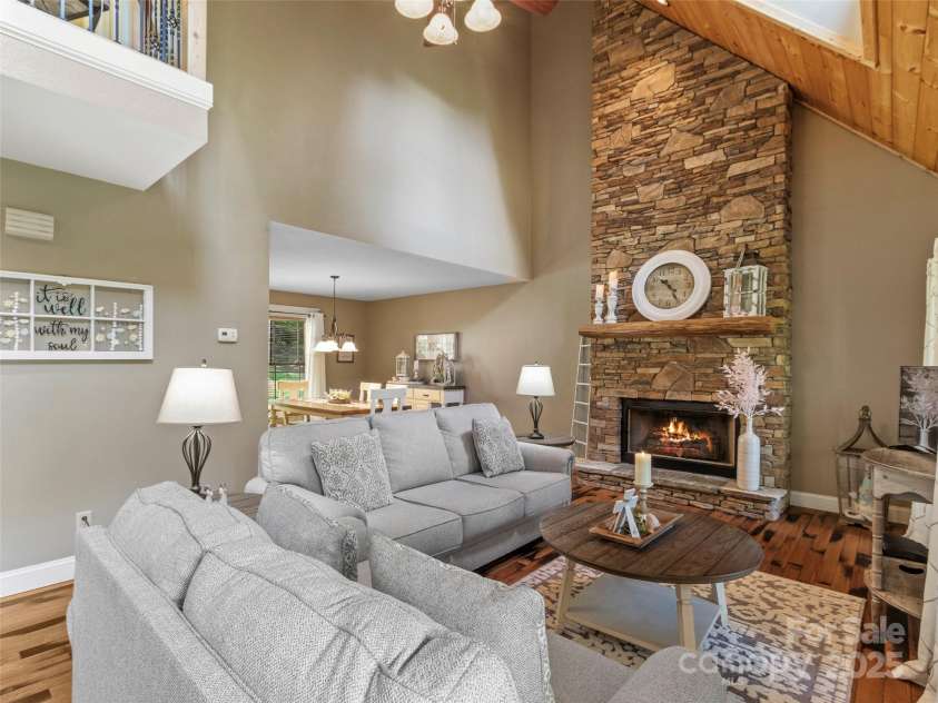 35 Lands End Drive, Burnsville, NC 28714.  MLS# CAR4221215, YatesRealty ID 803. 