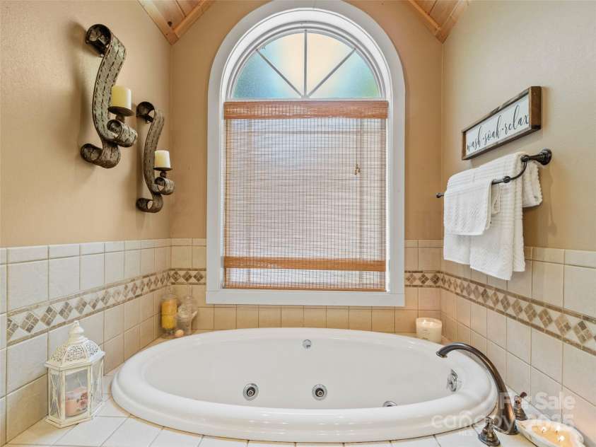 35 Lands End Drive, Burnsville, NC 28714.  MLS# CAR4221215, YatesRealty ID 803. 