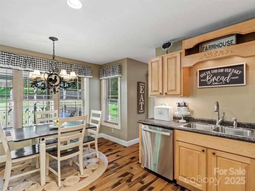35 Lands End Drive, Burnsville, NC 28714.  MLS# CAR4221215, YatesRealty ID 803. Breakfast nook