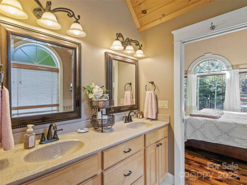 35 Lands End Drive, Burnsville, NC 28714.  MLS# CAR4221215, YatesRealty ID 803. En suite bath with jacuzzi tub, shower, and dual sink, walk-in cloiset