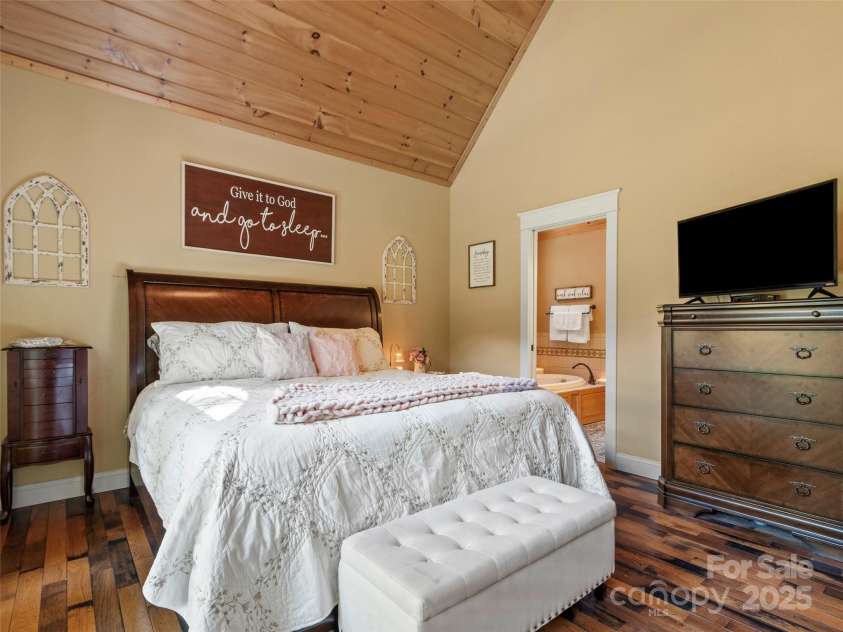 35 Lands End Drive, Burnsville, NC 28714.  MLS# CAR4221215, YatesRealty ID 803. Primary suite