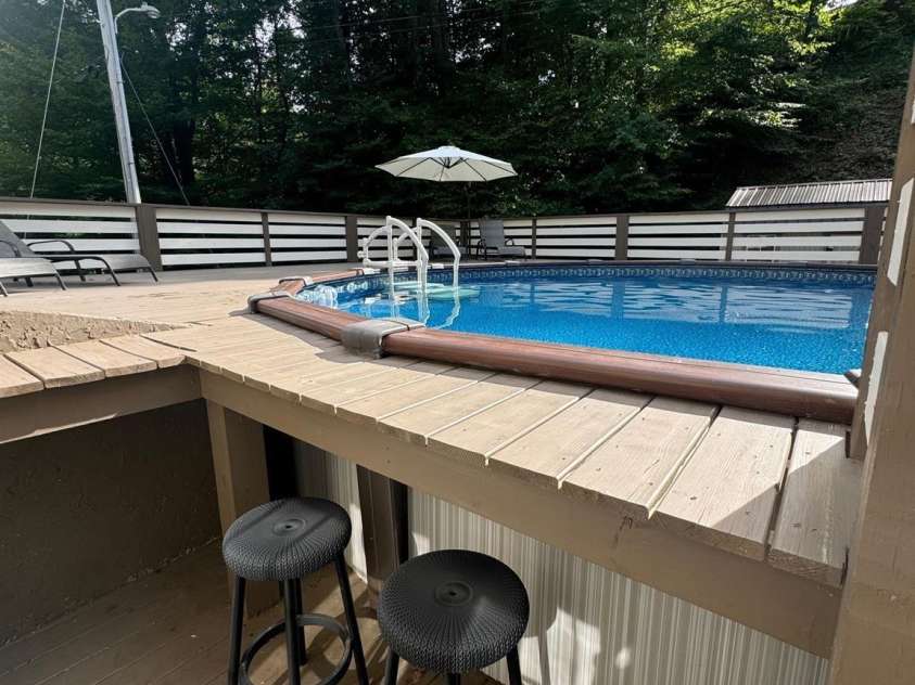 35 Lands End Drive, Burnsville, NC 28714.  MLS# CAR4221215, YatesRealty ID 803. Side view of house with covered parking/ also has a 1 car garage