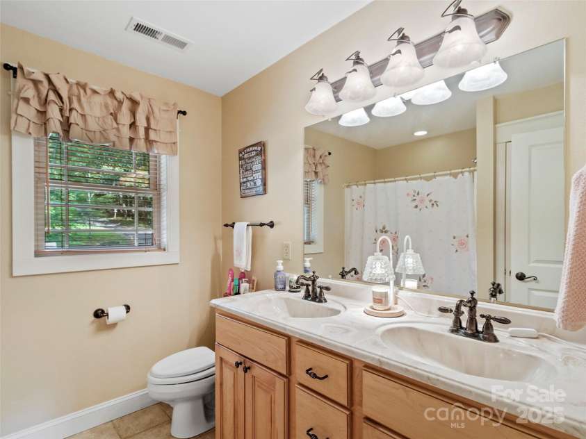 35 Lands End Drive, Burnsville, NC 28714.  MLS# CAR4221215, YatesRealty ID 803. Upstairs bath with dual sinks and shower/tub combo