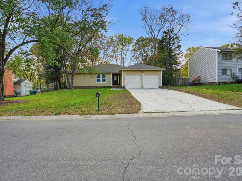 7700 Park Vista Circle, Charlotte, NC 28226.  MLS# CAR4361925, YatesRealty ID 8031. 