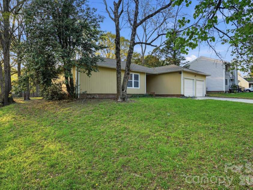 7700 Park Vista Circle, Charlotte, NC 28226.  MLS# CAR4361925, YatesRealty ID 8031. 