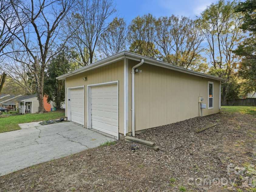 7700 Park Vista Circle, Charlotte, NC 28226.  MLS# CAR4361925, YatesRealty ID 8031. 
