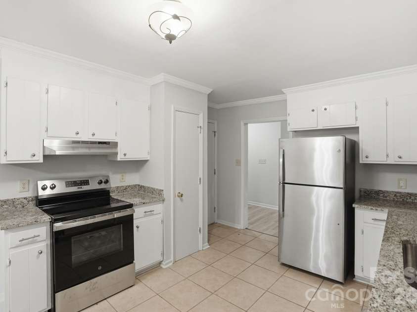 7700 Park Vista Circle, Charlotte, NC 28226.  MLS# CAR4361925, YatesRealty ID 8031. 