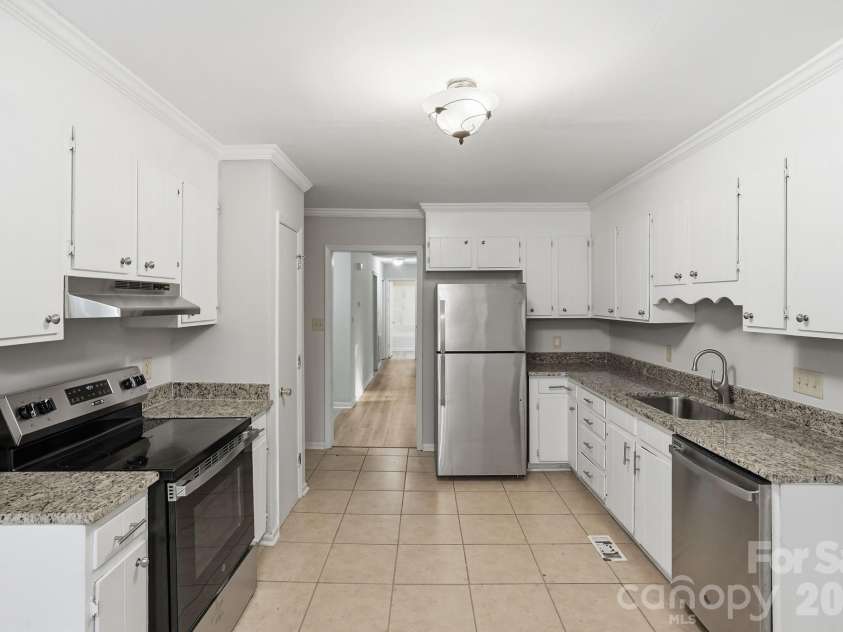 7700 Park Vista Circle, Charlotte, NC 28226.  MLS# CAR4361925, YatesRealty ID 8031. 