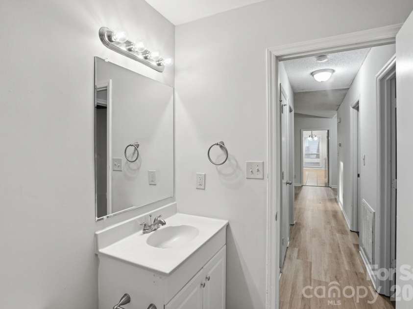 7700 Park Vista Circle, Charlotte, NC 28226.  MLS# CAR4361925, YatesRealty ID 8031. 
