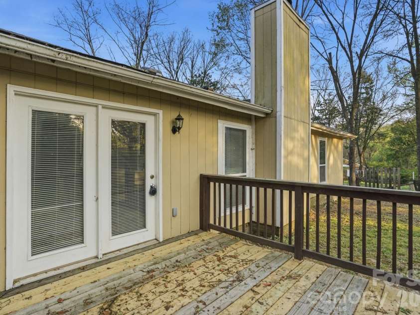 7700 Park Vista Circle, Charlotte, NC 28226.  MLS# CAR4361925, YatesRealty ID 8031. 