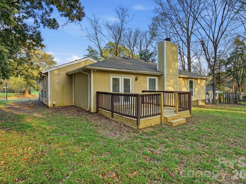 7700 Park Vista Circle, Charlotte, NC 28226.  MLS# CAR4361925, YatesRealty ID 8031. 