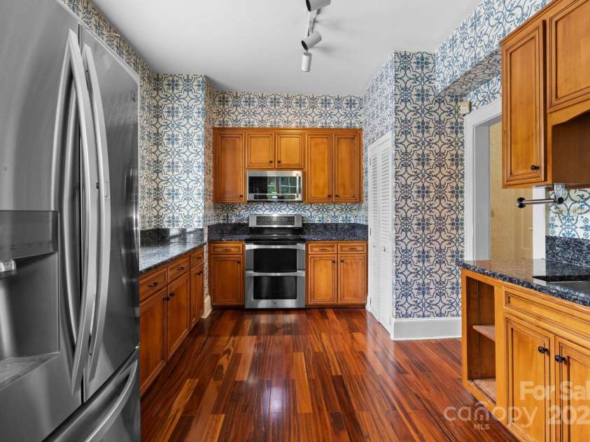 920 Queens Road, Charlotte, NC 28207.  MLS# CAR4251447, YatesRealty ID 8032. 