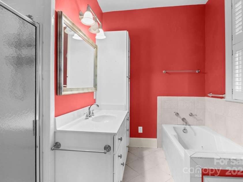 920 Queens Road, Charlotte, NC 28207.  MLS# CAR4251447, YatesRealty ID 8032. 